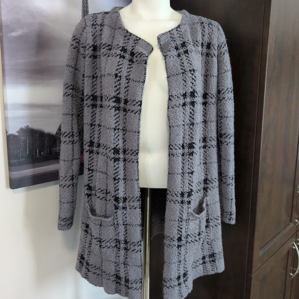 Elegant Gray Plaid Women's Cardigan - Picture 2 of 7
